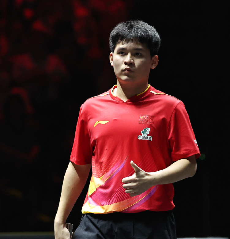 都着急, 场边全程站, 继续领先